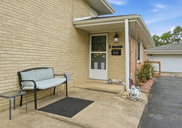 Photo 3 of Single family home for sale at 4328 Wagman St, Oak Forest, IL 60452 | MLS# 12772334 | Listing updated on 2026-10-06
