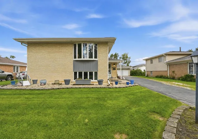 Photo 2 of Single family home for sale at 4328 Wagman St, Oak Forest, IL 60452 | MLS# 12772334 | Listing updated on 2026-10-06
