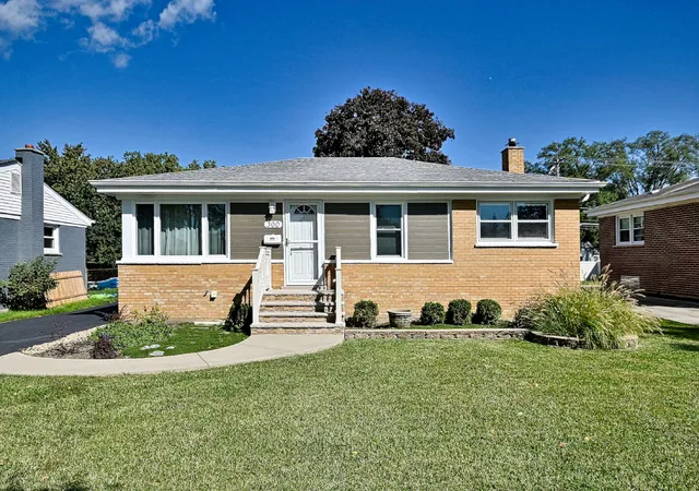 Photo 1 of Single family home for sale at 300 Wisconsin Dr, Des Plaines, IL 60016 | MLS# 12772462 | Listing updated on 2026-10-08