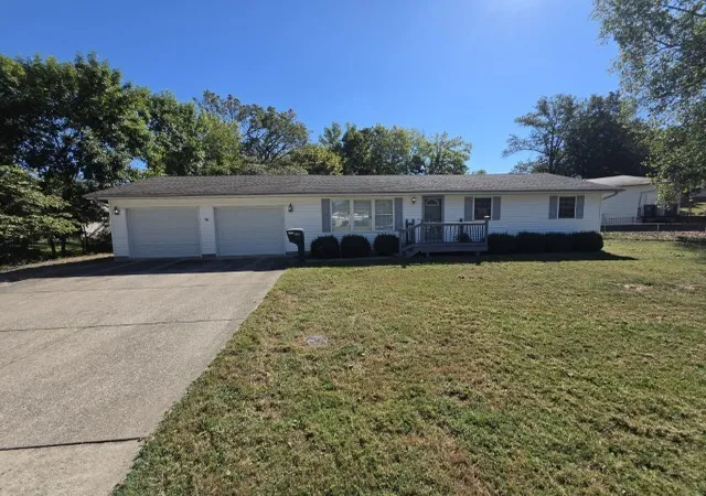 Photo 1 of Single family home for sale at 620 Pear St, Mt Vernon, IL 62864 | MLS# 12772469 | Listing updated on 2026-10-05