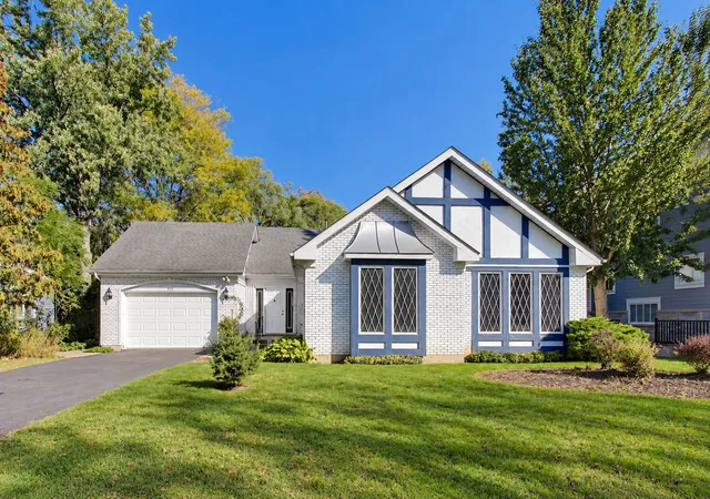 Photo 1 of Single family home for sale at 911 Glenwood Ln, Glenview, IL 60025 | MLS# 12772481 | Listing updated on 2026-10-09