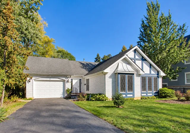 Photo 3 of Single family home for sale at 911 Glenwood Ln, Glenview, IL 60025 | MLS# 12772481 | Listing updated on 2026-10-09