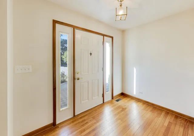 Photo 4 of Single family home for sale at 911 Glenwood Ln, Glenview, IL 60025 | MLS# 12772481 | Listing updated on 2026-10-09