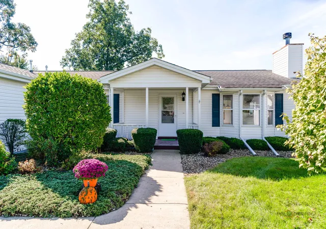 Photo 2 of Single family home for sale at 2724 Bluegrass Ct, Grayslake, IL 60030 | MLS# 12772502 | Listing updated on 2026-10-07