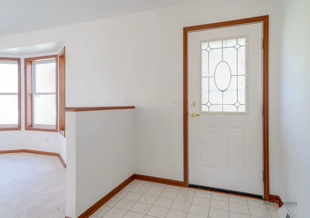 Photo 3 of Single family home for sale at 2724 Bluegrass Ct, Grayslake, IL 60030 | MLS# 12772502 | Listing updated on 2026-10-07