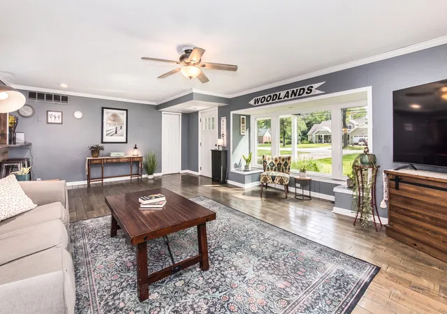 Photo 4 of Single family home for sale at 1012 Martha St, Elk Grove Village, IL 60007 | MLS# 12772524 | Listing updated on 2026-10-06