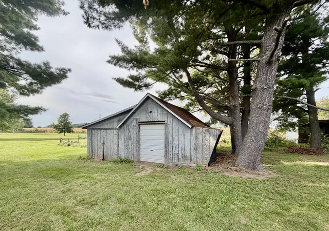 Photo 3 of Single family home for sale at 21408 Lincoln Rd, Sterling, IL 61081 | MLS# 12772529 | Listing updated on 2026-10-06