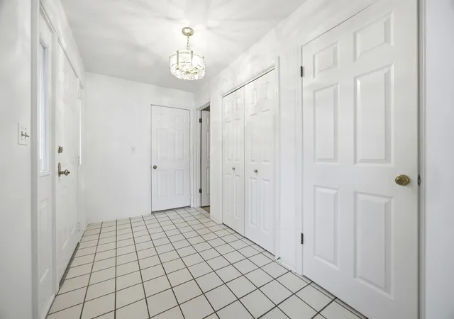 Listing Photo 5 - Condo for sale in building located at 1393 Shire Cir, Inverness, IL 60067 - Unit #2