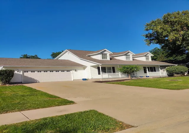 Photo 3 of Single family home for sale at 905 25th Avenue Ct, Silvis, IL 61282 | MLS# 12772546 | Listing updated on 2026-10-07