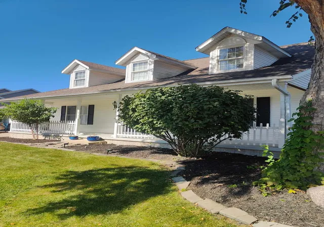 Photo 3 of Single family home for sale at 905 25th Avenue Ct, Silvis, IL 61282 | MLS# 12772546 | Listing updated on 2026-10-07