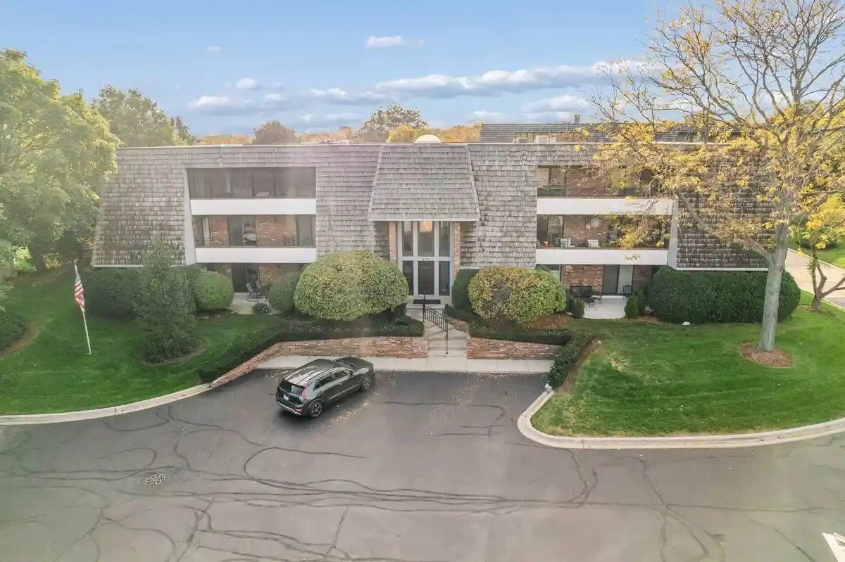 Listing Photo 1 - Condo for sale in 200 Red Top Dr located at 200 Red Top Dr, Libertyville, IL 60048 - Unit #304