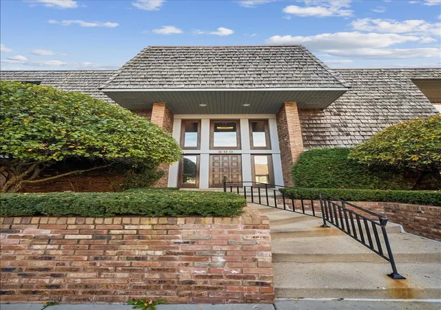 Photo 1 of Condo for sale at 200 Red Top Dr #304, Libertyville, IL 60048 | MLS# 12772552 | Listing updated on 2026-10-16