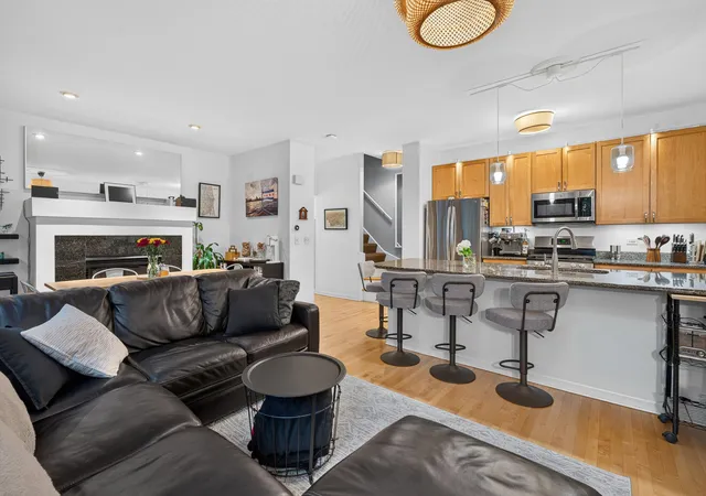 Listing Photo 4 - Condo for sale at Belmont River Club, Unit 3253 N Bay Ct, Belmont River Club, Chicago, IL 60618 | Built Year: 2000-2004