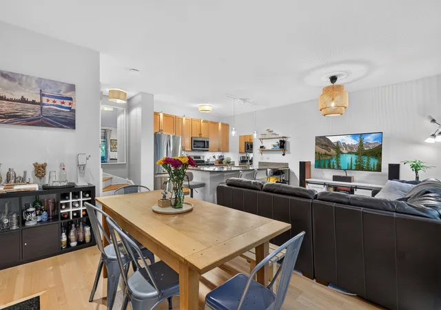 Listing Photo 5 - Condo for sale at Belmont River Club, Unit 3253 N Bay Ct, Belmont River Club, Chicago, IL 60618 | Built Year: 2000-2004