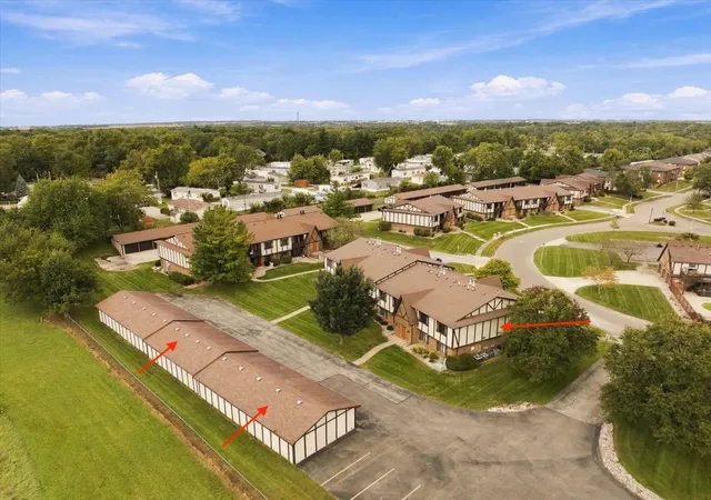 Listing Photo 2 - Condo for sale in building located at 2017 Tracy Dr, Bloomington, IL 61704 - Unit #4
