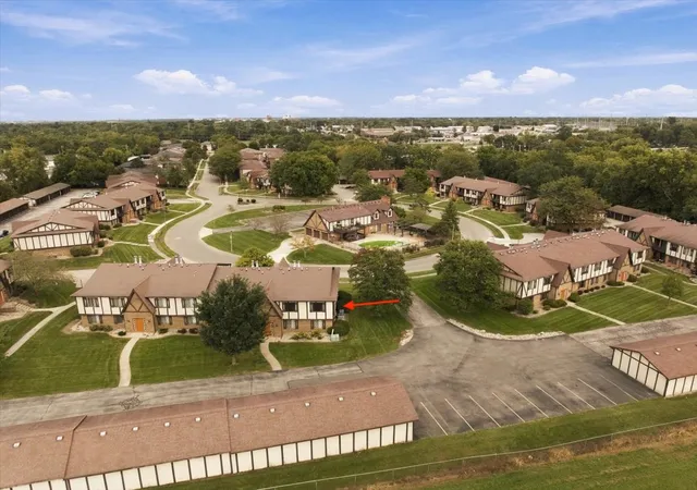 Listing Photo 3 - Condo for sale in building located at 2017 Tracy Dr, Bloomington, IL 61704 - Unit #4
