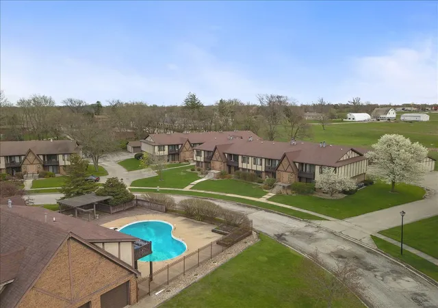 Listing Photo 4 - Condo for sale in building located at 2017 Tracy Dr, Bloomington, IL 61704 - Unit #4