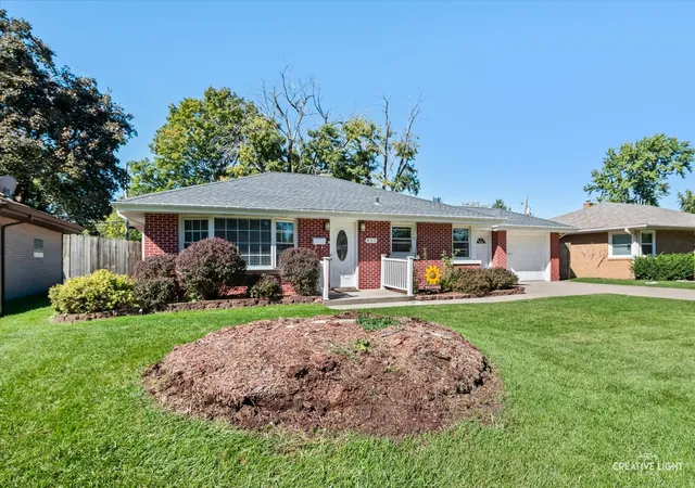 Photo 2 of Single family home for sale at 805 Alann Dr, Joliet, IL 60435 | MLS# 12772600 | Listing updated on 2026-10-08
