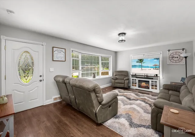 Photo 3 of Single family home for sale at 805 Alann Dr, Joliet, IL 60435 | MLS# 12772600 | Listing updated on 2026-10-08