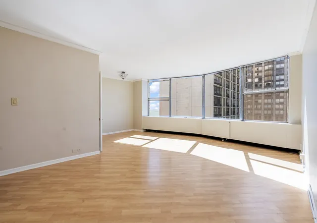 Listing Photo 4 - Condo for sale in building located at 5757 N Sheridan Rd, Chicago, IL 60660 - Unit #19D