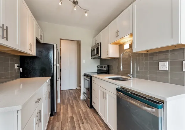 Photo 4 of Condo for sale at 7061 N Kedzie Ave #305, Chicago, IL 60645 | MLS# 12772626 | Listing updated on 2026-10-18