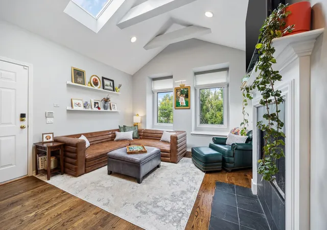 Listing Photo 4 - Condo for sale in building located at 3111 N Seminary Ave, Chicago, IL 60657 - Unit #3N