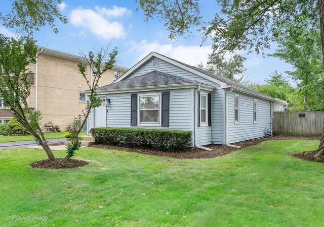 Photo 2 of Single family home for sale at 424 N Central Ave, Wood Dale, IL 60191 | MLS# 12772644 | Listing updated on 2026-09-30