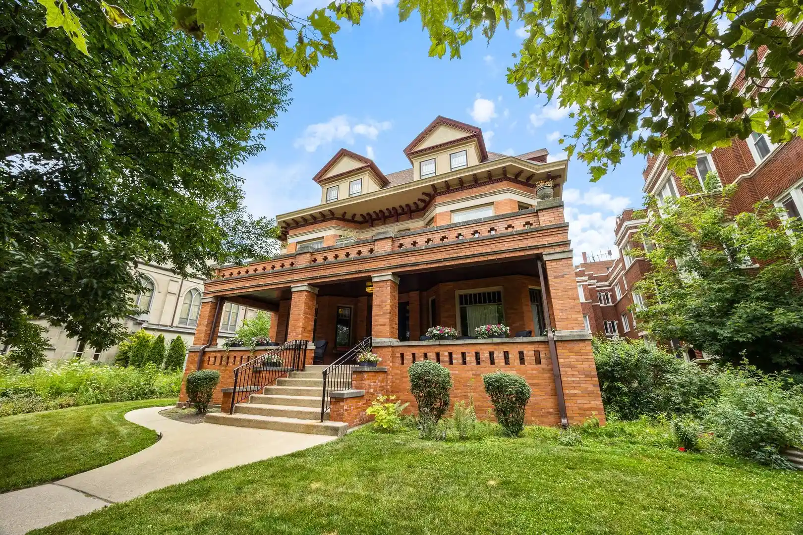 Listing Photo 1 - Condo for sale in 711 Washington Blvd located at 711 Washington Blvd, Oak Park, IL 60302 - Unit #2E