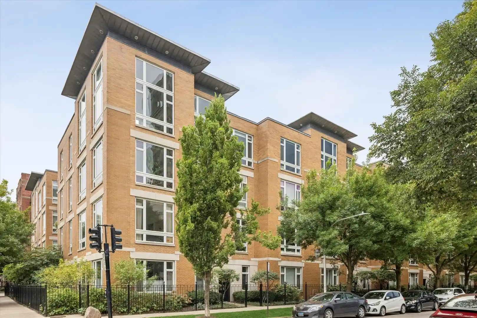 Condo for sale at 1005 W Buena Ave #2E, Chicago, IL 60613 | MLS# 12772678