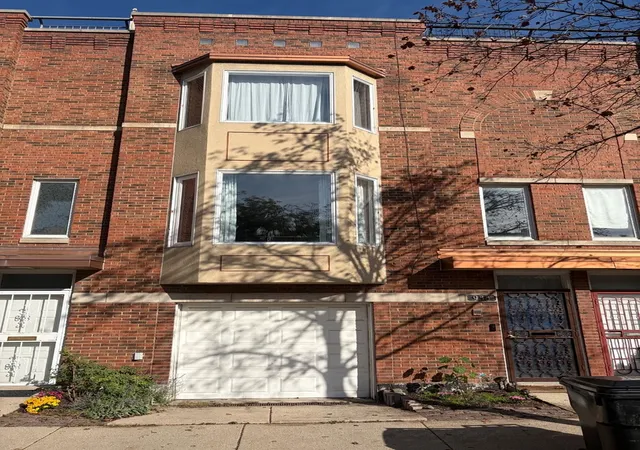 Photo 1 of Townhouse for sale at 933 S Oakley Blvd, Chicago, IL 60612 | MLS# 12772681 | Listing updated on 2026-10-05