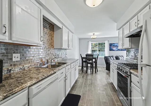 Listing Photo 3 - Condo for sale in building located at 631 Silver Creek Rd, Woodstock, IL 60098