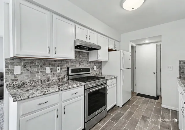 Listing Photo 4 - Condo for sale in building located at 631 Silver Creek Rd, Woodstock, IL 60098
