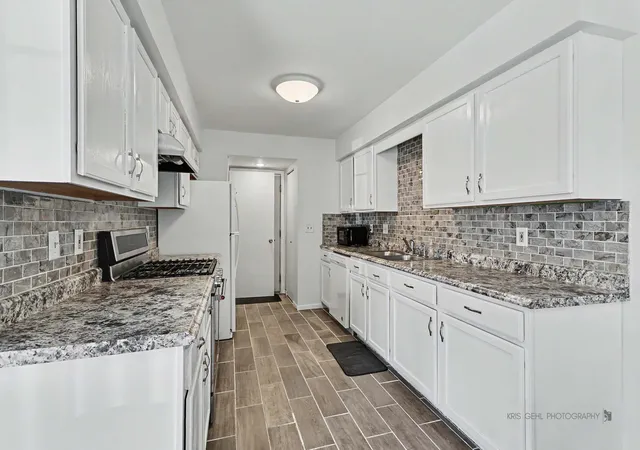 Listing Photo 5 - Condo for sale in building located at 631 Silver Creek Rd, Woodstock, IL 60098