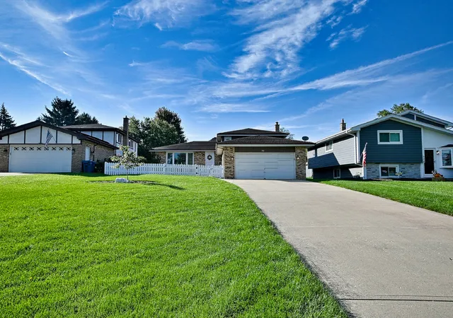 Photo 2 of Single family home for sale at 542 W Armitage Ave, Elmhurst, IL 60126 | MLS# 12772710 | Listing updated on 2026-10-06