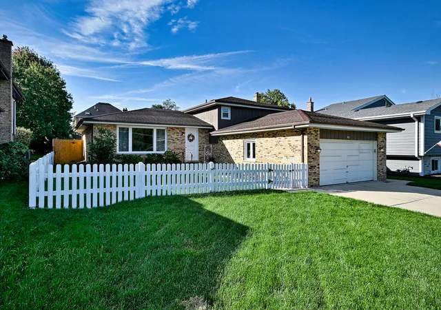 Photo 3 of Single family home for sale at 542 W Armitage Ave, Elmhurst, IL 60126 | MLS# 12772710 | Listing updated on 2026-10-06