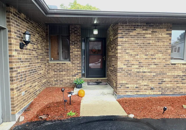 Photo 4 of House for sale at 740 Tara Dr, Woodstock, IL 60098 | MLS# 12772741 | Listing updated on 2026-10-05