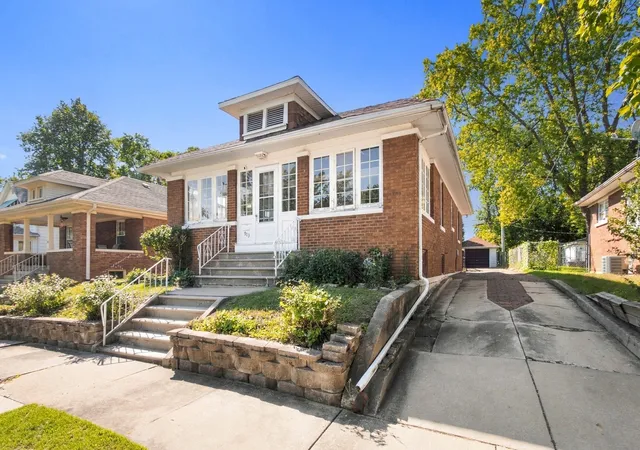 Photo 2 of Single family home for sale at 913 Clement St, Joliet, IL 60435 | MLS# 12772743 | Listing updated on 2026-10-05