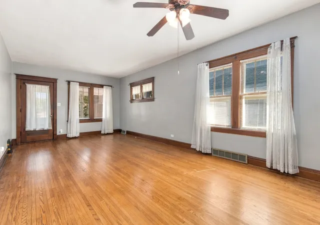 Photo 3 of Single family home for sale at 913 Clement St, Joliet, IL 60435 | MLS# 12772743 | Listing updated on 2026-10-05