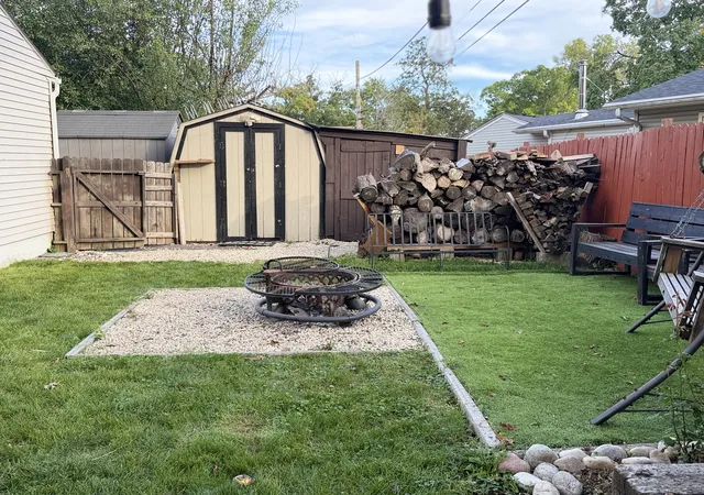 Photo 3 of Single family home for sale at 25 Meadowlark Ln, Carpentersville, IL 60110 | MLS# 12772761 | Listing updated on 2026-10-08