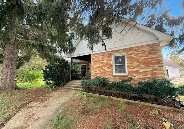 Single family home for sale at 925 Glen Ct, Waukegan, IL 60085 | MLS# 12772807