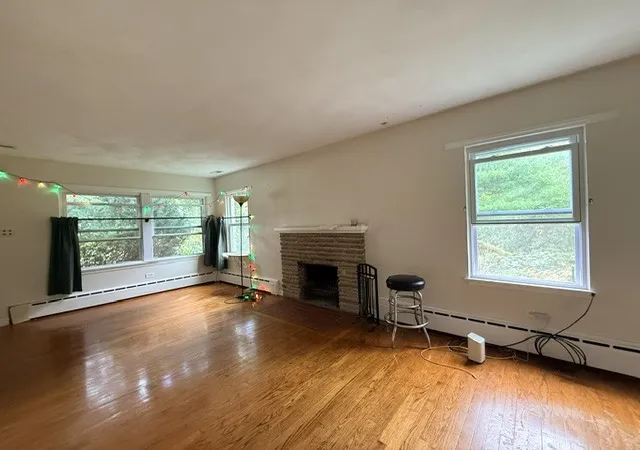 Photo 1 of Single family home for sale at 925 Glen Ct, Waukegan, IL 60085 | MLS# 12772807 | Listing updated on 2026-10-27