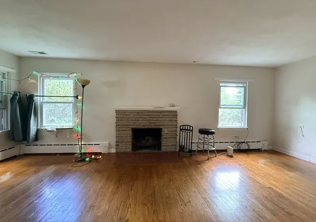 Photo 2 of Single family home for sale at 925 Glen Ct, Waukegan, IL 60085 | MLS# 12772807 | Listing updated on 2026-10-27