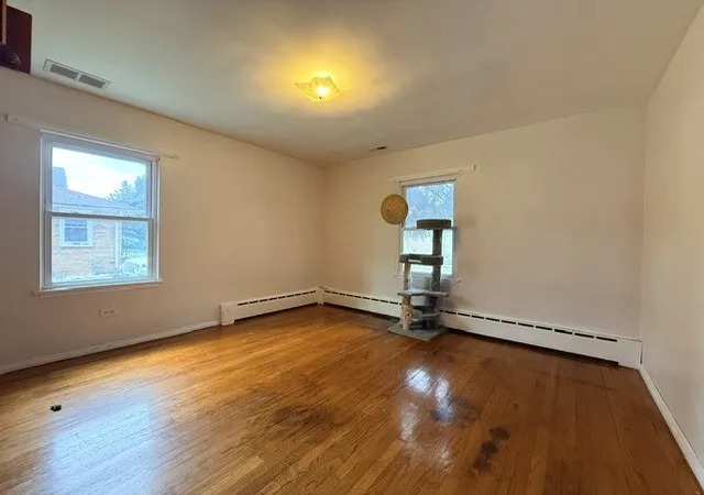 Photo 3 of Single family home for sale at 925 Glen Ct, Waukegan, IL 60085 | MLS# 12772807 | Listing updated on 2026-10-27