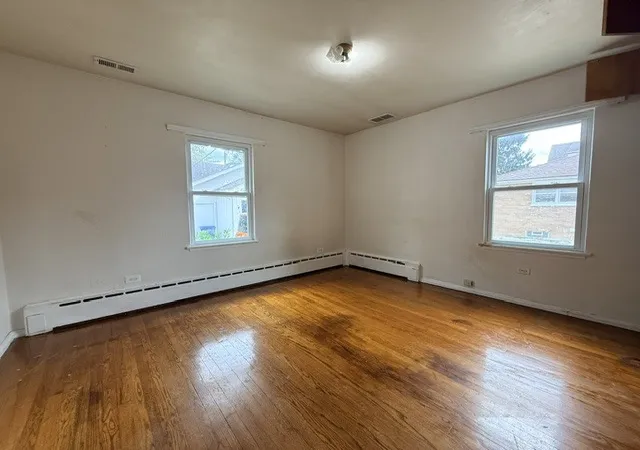 Photo 4 of Single family home for sale at 925 Glen Ct, Waukegan, IL 60085 | MLS# 12772807 | Listing updated on 2026-10-27
