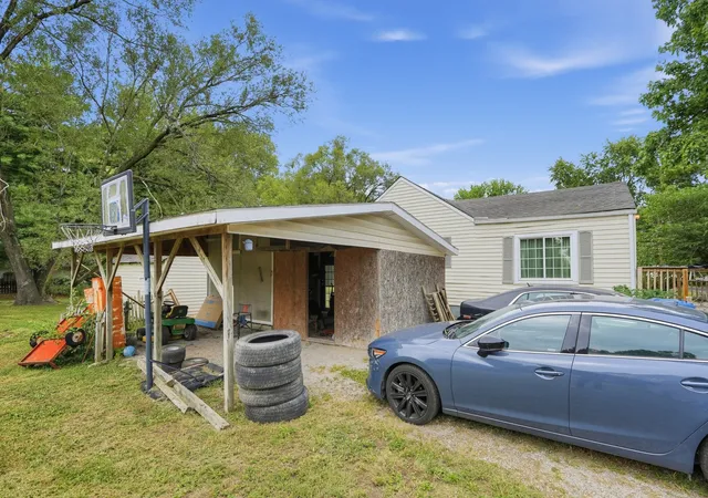 Photo 2 of Single family home for sale at 203 Missouri Ave, South Roxana, IL 62087 | MLS# 12772823 | Listing updated on 2026-10-05
