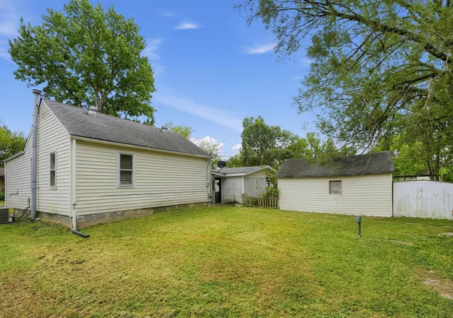 Photo 3 of Single family home for sale at 203 Missouri Ave, South Roxana, IL 62087 | MLS# 12772823 | Listing updated on 2026-10-05