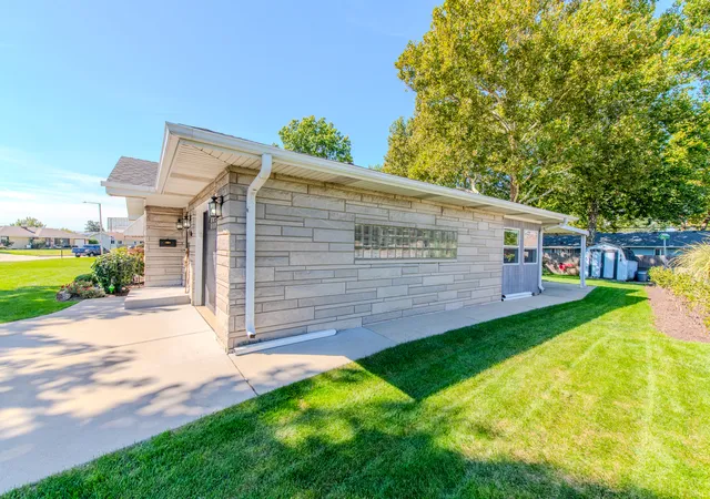 Photo 4 of Sale Pending at 405 Bevan Dr E, Joliet, IL 60435 | MLS# 12772842 | Listing updated on 2026-10-04