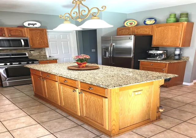 Photo 4 of Single family home for sale at 425 Lennox Dr, Oswego, IL 60543 | MLS# 12772881 | Listing updated on 2026-10-05