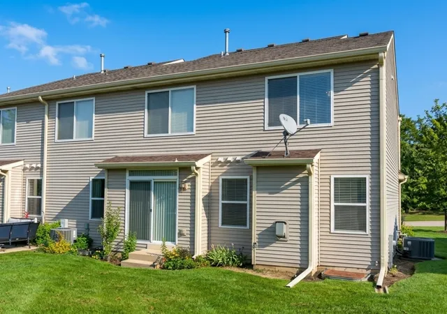 Photo 3 of Townhouse for sale at 6980 Brightwater Dr, Fox Lake, IL 60020 | MLS# 12772958 | Listing updated on 2026-10-06