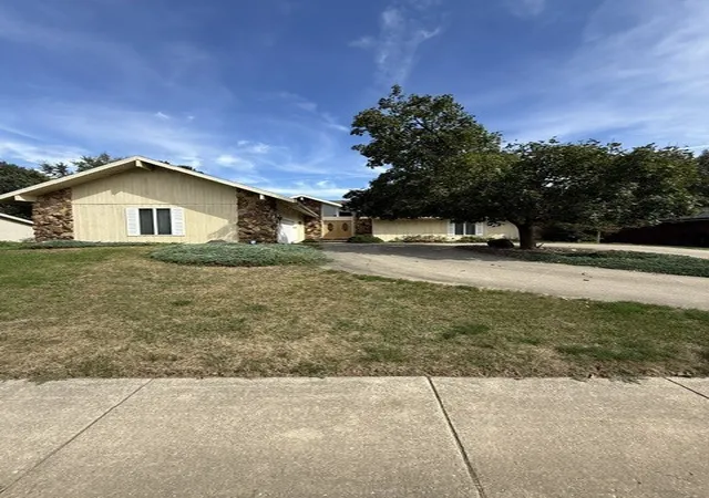Photo 3 of Single family home for sale at 312 S Hershey Rd, Bloomington, IL 61704 | MLS# 12772964 | Listing updated on 2026-10-06